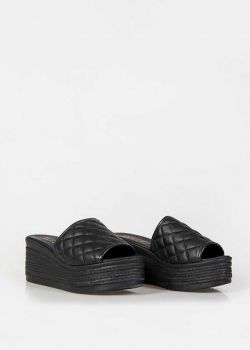 Arte Piedi Carina Γυναικεία πλατφόρμα πλατφόρμα, με μία φάσα, σε καπιτονέ υλικό και σε μαύρο χρώμα.